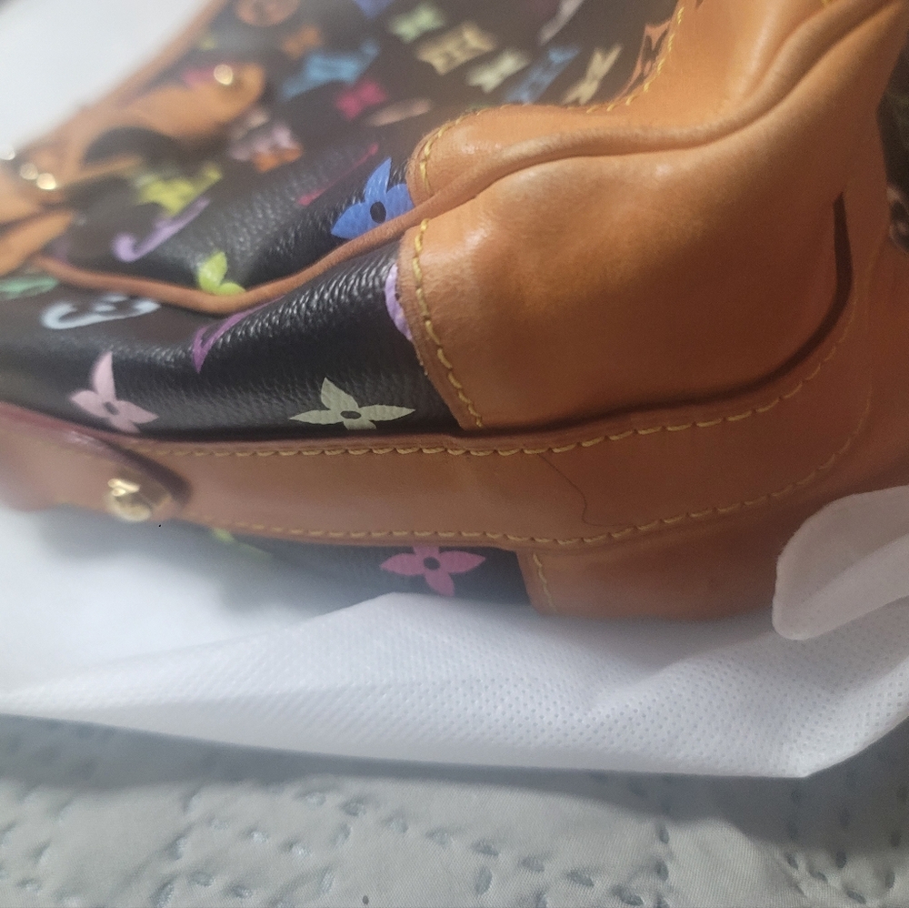 GET IN GIVE AWAY FOR THIS BAG!!  $50 BUNDLE OR PURCHASE $50 Mystery Box $2400 - Picture 5 of 14